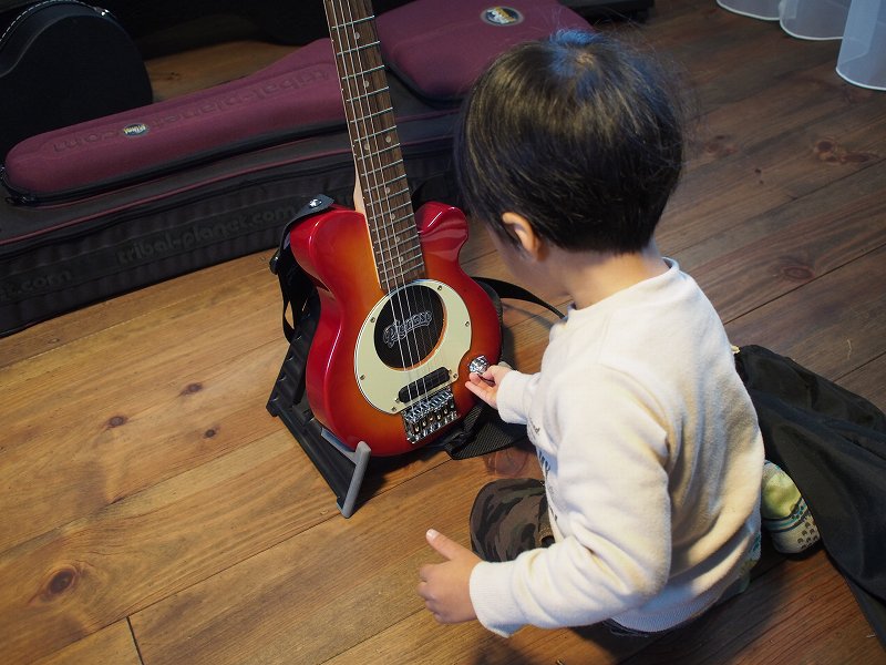 子供のクリスマスプレゼントにおすすめのギター アンプ内蔵モデル 